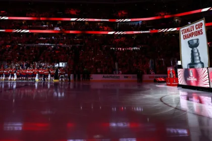 Panthers celebran bicampeonato y abren nueva temporada NHL con victoria