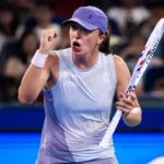 Swiatek arrasa en Wuhan; Osaka remonta y Raducanu se retira