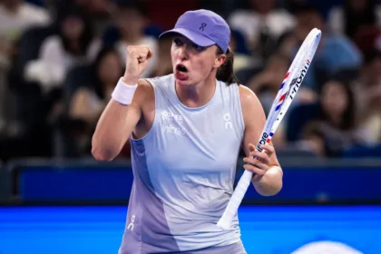 Swiatek arrasa en Wuhan; Osaka remonta y Raducanu se retira