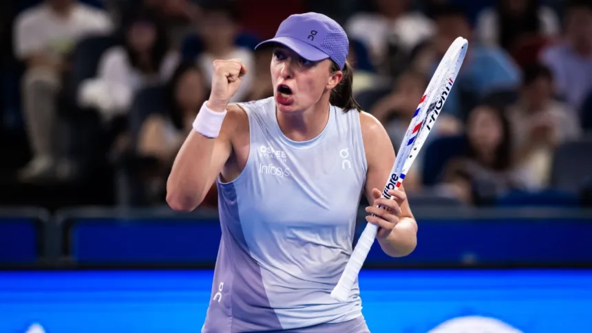 Swiatek arrasa en Wuhan; Osaka remonta y Raducanu se retira