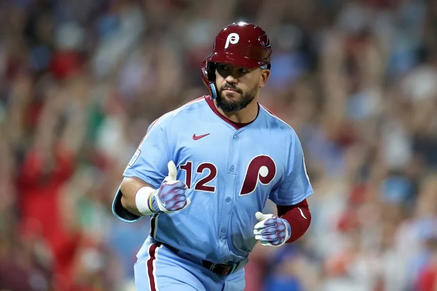 Schwarber enciende a Filis: 2 HR, uno de 455 pies, mantiene viva la SDLN