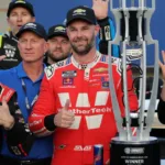 Van Gisbergen Imparable: 5ta Victoria Seg. en Circuito, Logano Avanza con Dosis de Drama