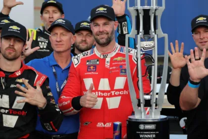 Van Gisbergen Imparable: 5ta Victoria Seg. en Circuito, Logano Avanza con Dosis de Drama