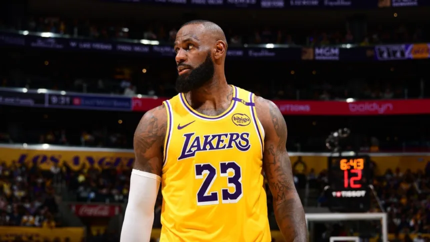 LeBron James se perderá el inicio de temporada con Lakers por ciática