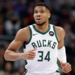 Giannis reitera compromiso con Bucks, pero deja abierta la puerta al futuro.