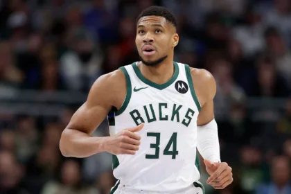 Giannis reitera compromiso con Bucks, pero deja abierta la puerta al futuro.
