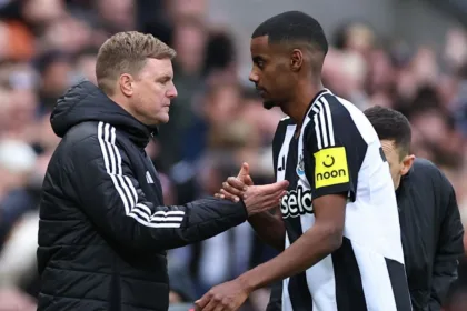 Isak rompe silencio: No habla con Howe tras polémico adiós del Newcastle.