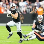 Bowers Fuera: TE de Raiders se Pierde Segundo Partido por Lesión de Rodilla
