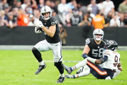 Bowers Fuera: TE de Raiders se Pierde Segundo Partido por Lesión de Rodilla