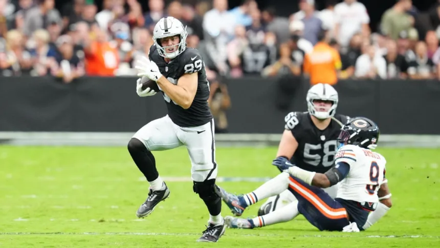 Bowers Fuera: TE de Raiders se Pierde Segundo Partido por Lesión de Rodilla