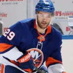 Drouin de Islanders Suspendido por NHL: Cross-Check a Dewar y Baja por 1 Juego