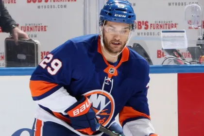 Drouin de Islanders Suspendido por NHL: Cross-Check a Dewar y Baja por 1 Juego