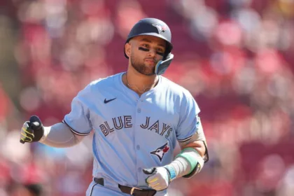 Bichette en duda para el roster de Toronto en la ALCS: ¿Jugará?