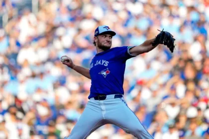 Yesavage, Novato de los Blue Jays, Lanzará en Juego 2 de la ALCS