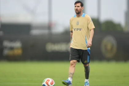 Messi Regresa a Argentina Tras Brillar con Inter Miami: Detalles