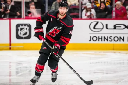 Slavin, defensa de Hurricanes, en duda: ¿Podría perderse la gira?