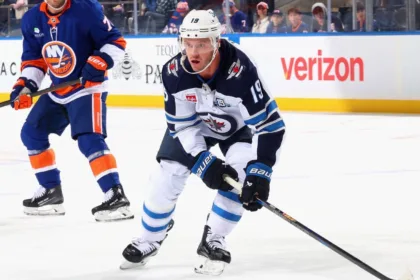 Toews: ¡Primer punto con Jets tras retorno triunfal a la NHL!
