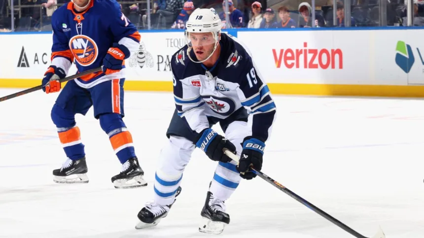 Toews: ¡Primer punto con Jets tras retorno triunfal a la NHL!
