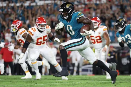 Jaguars pierden a Devin Lloyd, líder en intercepciones, vs Rams