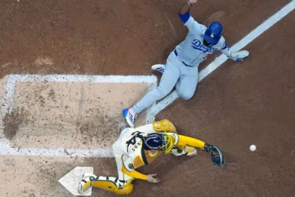 Brewers Hacen Historia: Doble Play 8-6-2 Inédito en Playoffs MLB