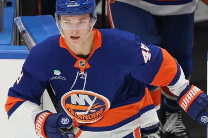 Schaefer, #1 del Draft, anota su primer gol en la NHL, pero los Isles pierden