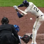 Turang evita pelotazo crucial: Dodgers vencen a Brewers en NLCS ⚾