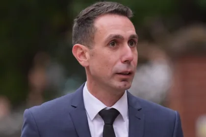 Ex-árbitro Premier League David Coote se declara culpable de imagen infantil