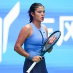 Raducanu cae en China: Problemas físicos persisten, preocupación en el tenis.