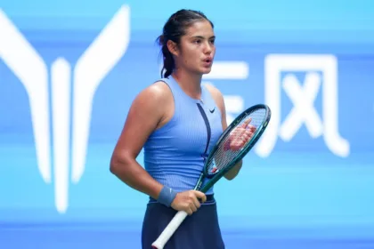 Raducanu cae en China: Problemas físicos persisten, preocupación en el tenis.