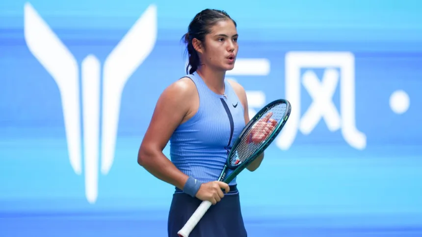 Raducanu cae en China: Problemas físicos persisten, preocupación en el tenis.