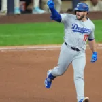 Muncy hace historia: HR 14 en playoffs rompe récord de Dodgers