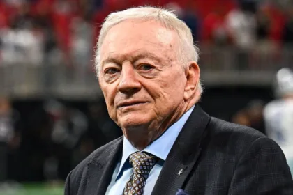 Cowboys de Dallas: Jerry Jones Considera Refuerzos Defensivos Vía Trade