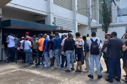Filas en el Quisqueya: Fanáticos buscan boletas Licey vs. Escogido