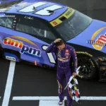 Hamlin logra victoria 60 y avanza a la final de NASCAR con emotivo triunfo.