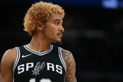 Sochan, baja sensible en Spurs: Se perderá el debut por esguince de muñeca