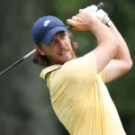 Fleetwood lidera en India: McIlroy remonta, espectáculo de golf en Delhi