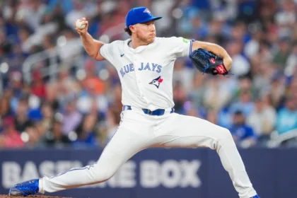 Astros Aseguran a Nate Pearson: Firma Contrato por un Año