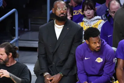 LeBron Guía a Lakers tras Derrota: Análisis y Ajustes Clave en el Juego 7 LeBron Guía a Lakers tras Derrota: Análisis y Ajustes Clave en el Juego