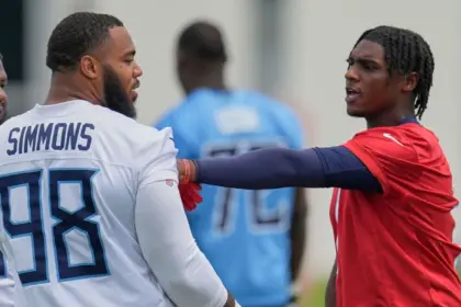 Titanes Abiertos a Negociar: Ward y Simmons Intocables en el Mercado NFL