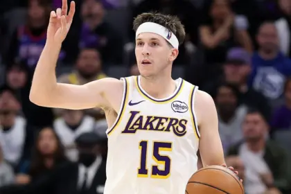 Reaves Anota 51 Puntos, Lidera a Lakers Sin LeBron y Luka