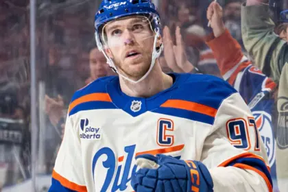 McDavid Despierta: Doblete del Capitán Guía a Oilers Sobre Mammoth