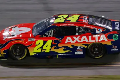 Byron logra la pole en Martinsville: Clave para el Campeonato NASCAR