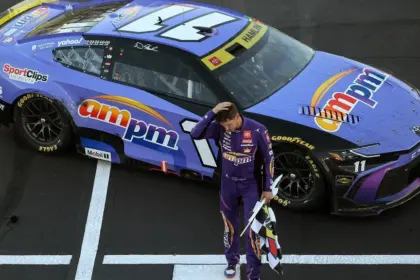 Hamlin logra victoria 60 y avanza a la final NASCAR, dedica triunfo a su padre 9 Hamlin logra victoria 60 y avanza a la final NASCAR, dedica triunfo a su padre