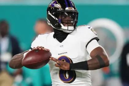 Jackson y Andrews Conectan TD Tras Fumble de Dolphins: Ravens Luchan