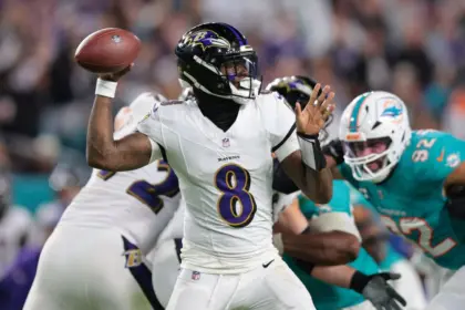 Jackson Brilla: Ravens Aplastan a Dolphins con 4 TDs del QB Estrella