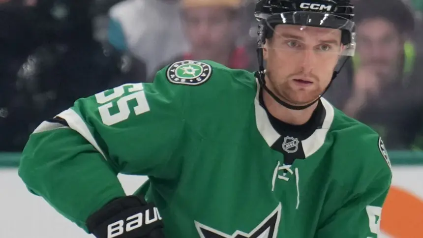 Stars aseguran a Harley: Defensa firma por 8 años y $10.5M AAV