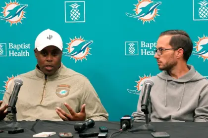 Dolphins: Chris Grier Fuera como GM, McDaniel se Mantiene