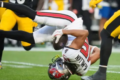 Bucs: Jalen McMillan Sufrió Fractura en Cuello, Revela Todd Bowles