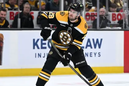 Lindholm y Harris, bajas sensibles en los Bruins por lesión