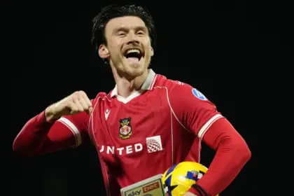 Wrexham vence a Coventry: Hat-trick de Moore y declaración de intenciones